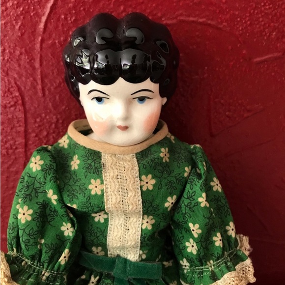 PORCELAIN AND CLOTH CHINA DOLL - Picture 2 of 8